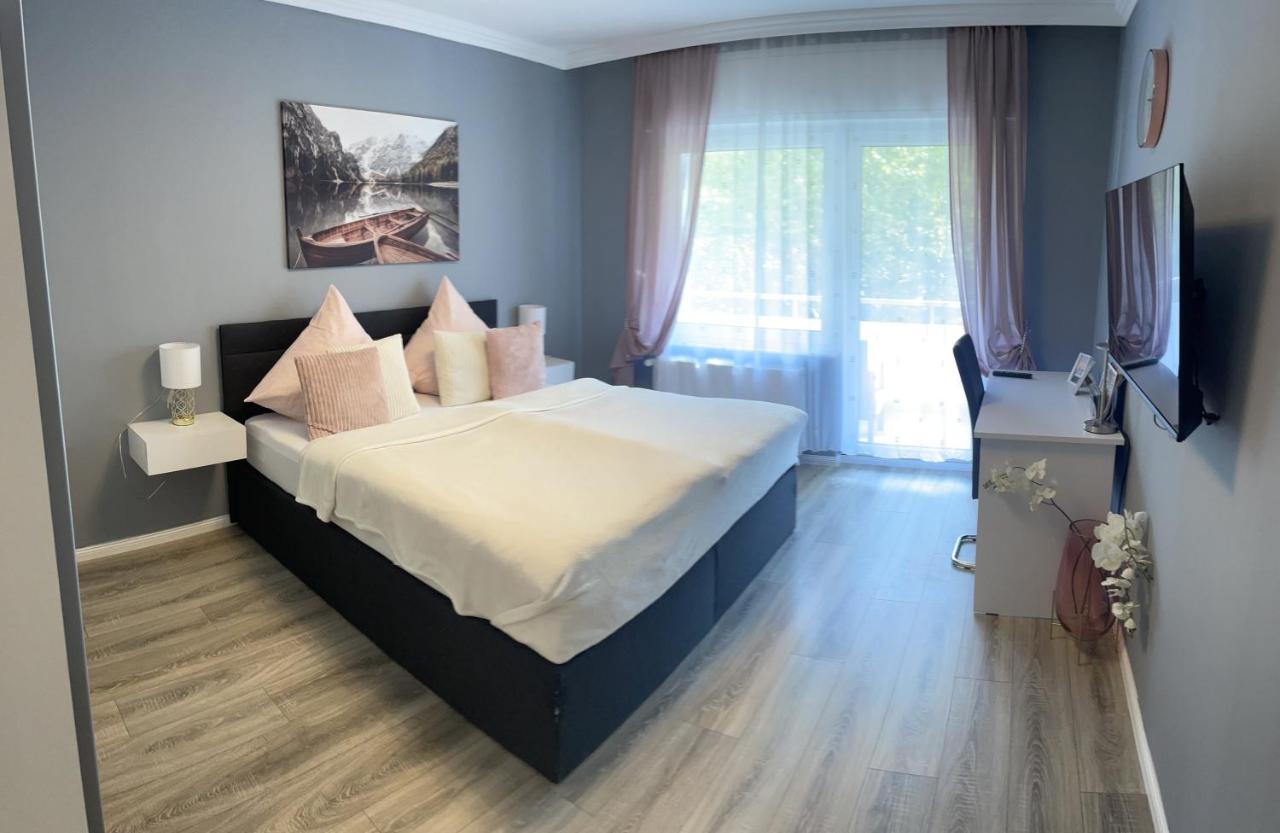 Family Apartment คาร์ลสรูเฮอ ภายนอก รูปภาพ