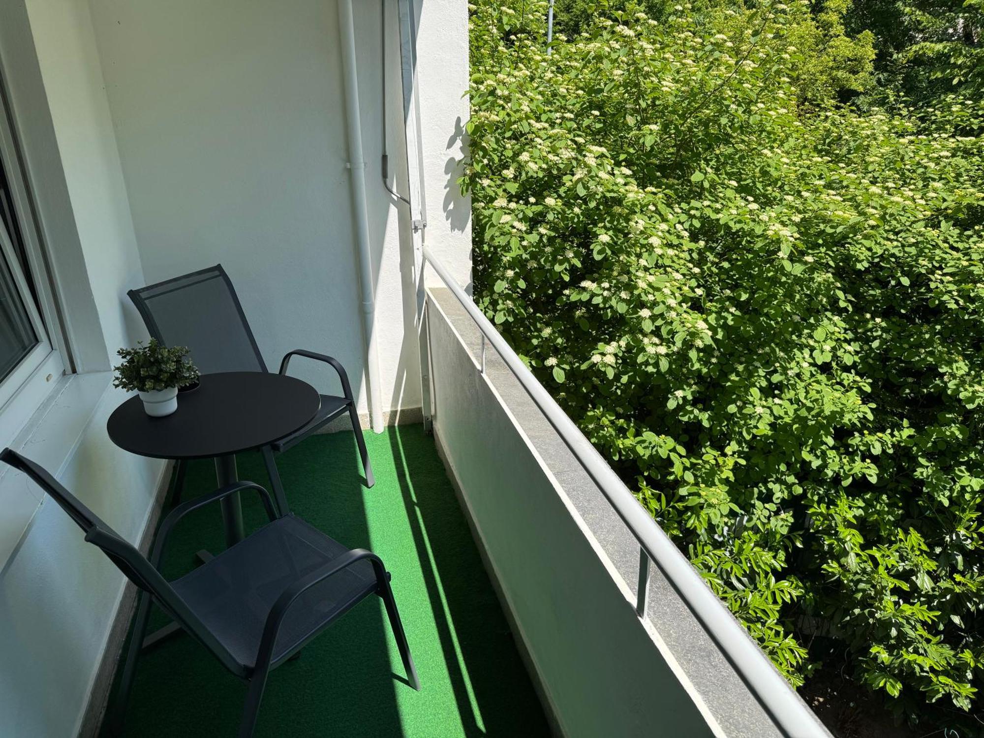 Family Apartment คาร์ลสรูเฮอ ภายนอก รูปภาพ